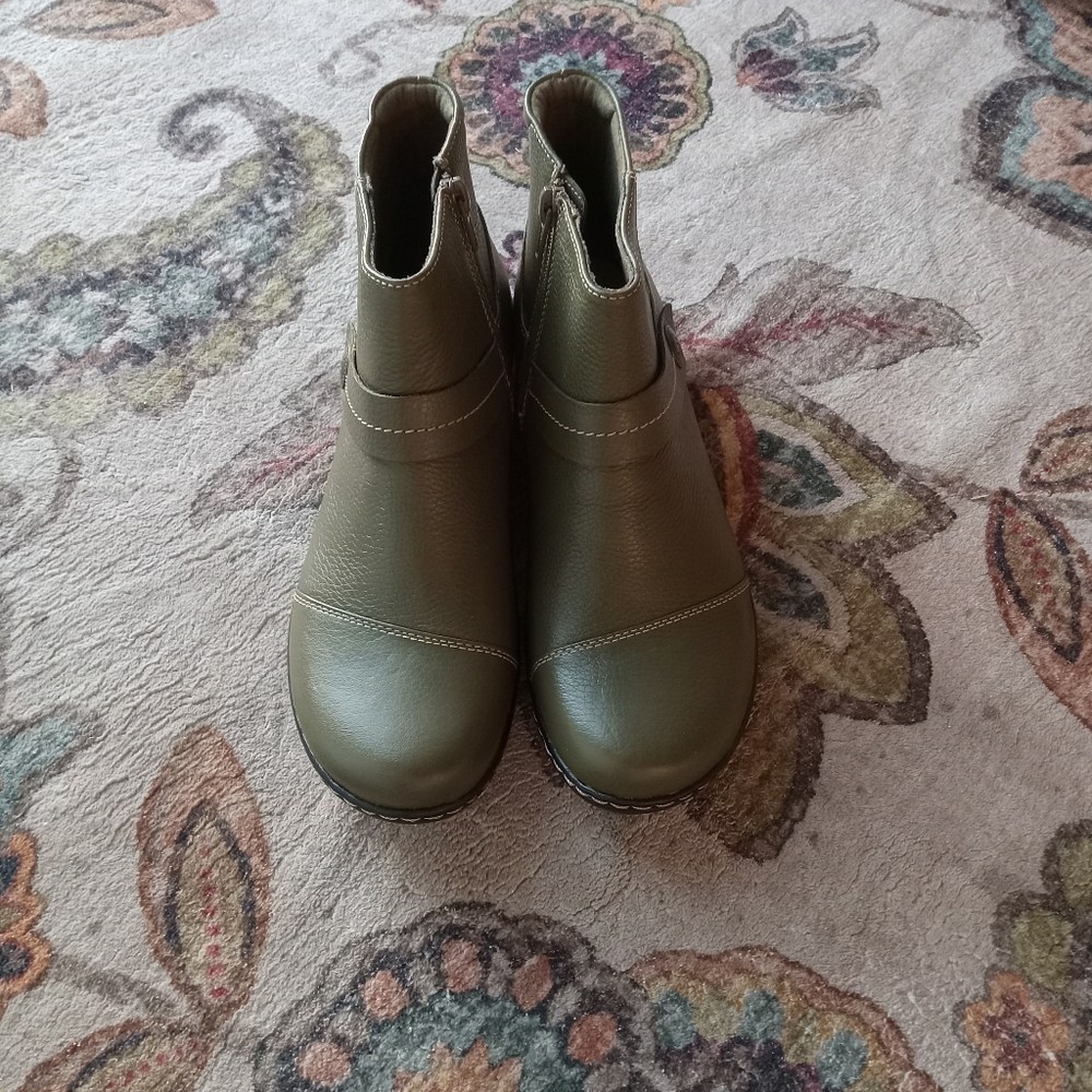 Clarks Olive Ankle Boots for Women Size 7.5 Ultimate Comfort NWOT